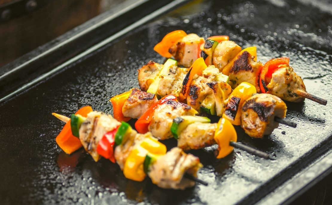 Brochettes de poulet marinées à la planche 